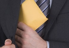 ГДБОП задържа данъчен за искане и проучване на подкуп в