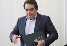 Вицепремиерът Асен Василев и министърът на енергетика Александър Николов се очаква да пристигнат днес