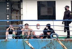 Петима души са били арестувани след като били заловени да