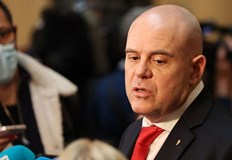 Седем неверни твърдения с които Гешев защитава оставането си на