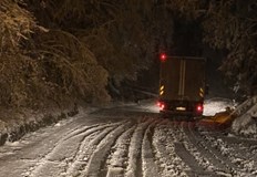 Заради обилния снеговалеж по трасето има опасни заснежени места както и паднали