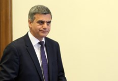 Управляващата коалиция се управлява през мобилните телефони Това каза служебният премиер в