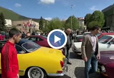Десетки стари автомобили украсиха центъра на градаЦентърът на Сливен днес
