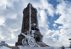 Поради силния вятър и снегонавяванията Паметникът на свободата на връх