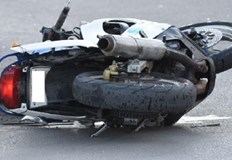 Жената не видяла моториста при престрояване от едното в другото