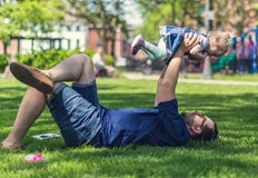 Бащите вече ще имат право на платен отпуск от два месеца