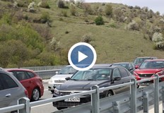 В първия от четирите почивни дни хиляди тръгнаха на пътЗасилен