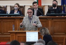 Вече близо пет часа парламентът обсъжда на второ четене промените