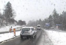 Движението по пътищата на много места се осъществява при зимни