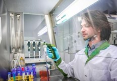 Един млад български изследовател работи върху терапиите на бъдещето в