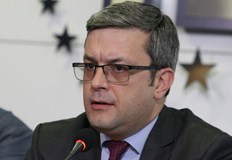 Според него системните партии в това управление трябва да си