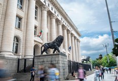 Според обвинението тя превеждала парите в сметката на съпруга сиСофийската