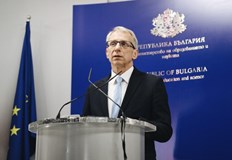 Забраняват се налагането на политически доктрини от учители зам директори директори