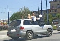 Глобиха петима абитуриенти след снимка на висящи от прозорците на