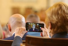 Депутатката от Възраждане Елена Гунчева бе снимана как си прави