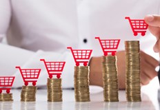 Стоките скочиха до рекорд миналия месец тъй като руската инвазия