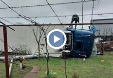 Камионът отнесъл и електрически стълбТИР излезе от пътя и влетя