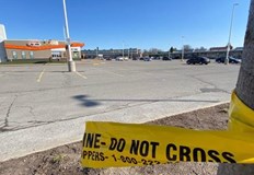 Полицията издирва нападателитеПетима души бяха ранени при стрелба в канадския