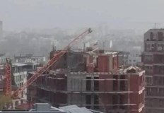 Съоръжението не устояло на буреносния вятърКран се стовари върху строителна