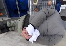 Мъж легна с вързани ръце зад гърба си пред Руския