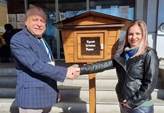 Идеята е в тази къщичка старите и прочетени книги да