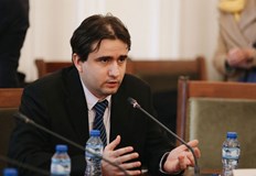 Държавата търси начин да се бори с фабриките за тролове