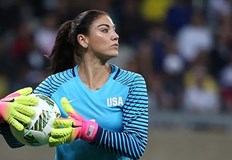 Бившата световна и олимпийска шампионка по футбол Хоуп Соло бе