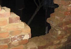 През дупка в тухлена ограда те измъквали метални вещи от необитаем