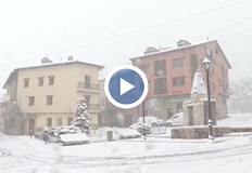 Сняг покри части от страната и блокира пътищаМетеоролозите отчетоха най силния снеговалеж за