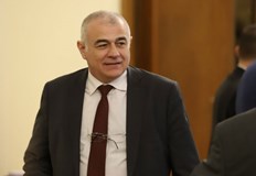 Той добави че правителството обсъжда много идеи за подкрепа на