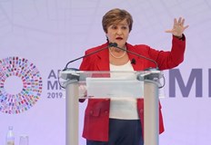 МВФ предупреди че дълговете натрупани от предприятията и физическите лица