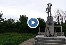 Поради хлътване в основата му паметникът се е наклонил значително