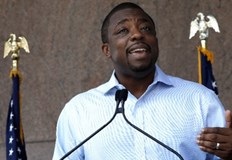 Лейтенант губернаторът на Ню Йорк Брайън Бенджамин е арестуван по обвинения