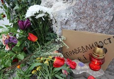 Приятелите и колегите му положиха цветя и венци на мястото