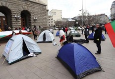 Протестиращите настояват за актуализация на заплатите в сектораМедици излизат на