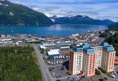 Училището полицията апартаментите и магазините са в една сградаПрез 2010