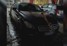 Неизвестни извършители забиха кирка в капака на автомобила на общински