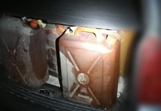 Полицаите намерили в багажника 9 пластмасови туби и маркучДвама са