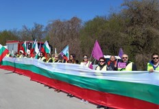 В момента работниците и служителите разпъват 100 метров трикольорПротестиращи пътни строители