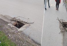 Вече 2 месеца липсва капак на канализационна шахта зад блок