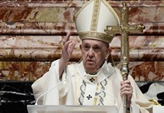 Отслужвайки меса за Палмовата неделя пред тълпата на площад Св Петър