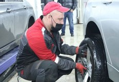 Спорът дали да се смазват или не болтовете на колелата