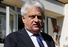 Това се случва след клип показващ неправомерни действия от двама