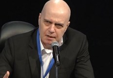 Трябва да се даряват пари за спасяване на човешки животи