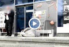 Акцията продължи около 40 минутиМъж легна в понеделник пред руския