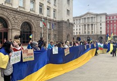 Протестиращите се събират пред президентствотоШествие за военна помощ и солидарност