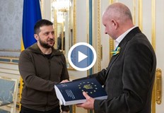 Той го предаде на ръководителя на делегацията на Европейския съюз