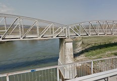 15 годишното момиче висяло от външната страна на парапета на моста хванато