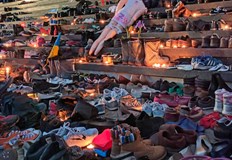 Десетки обувки бяха оставени на стълбите пред сградата на Руския културно информационен центърАкцията е в памет на жертвите