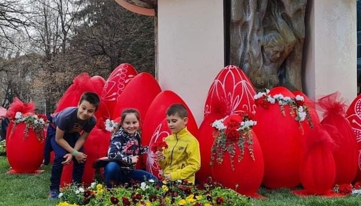 По повод празника емблематичната "Чаша" в центъра на курорта също беше преобразена